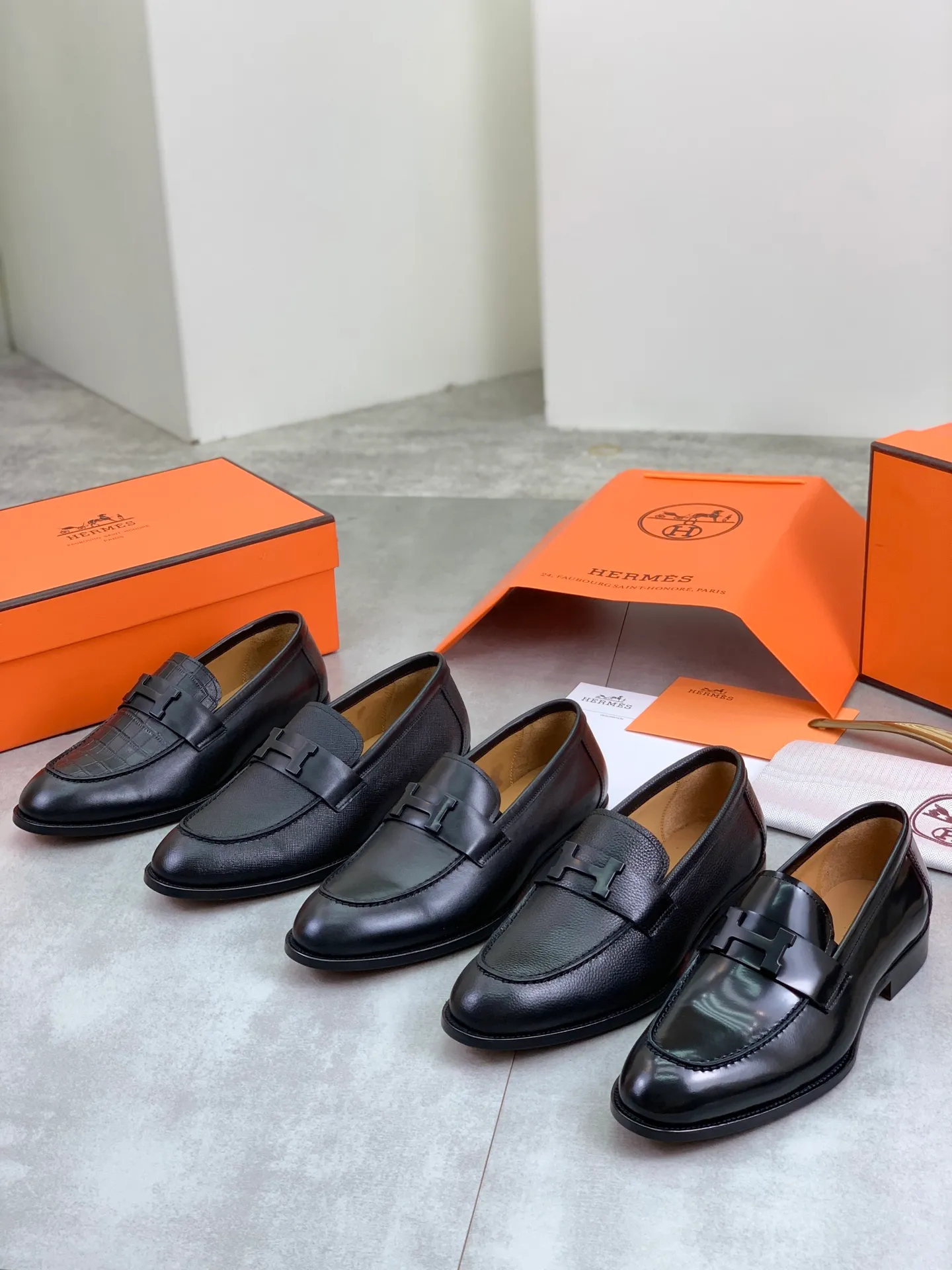 Factory price P980 💰💎💎💎 Original genuine leather outsole Brand: Hermès Grade: Same as the official website Original quality materials: Original soft calfskin Water-dyed cowhide lining Original Italian genuine leather outsole Style categories: Men's fashion Formal casual leather shoes Slip-on men's shoes series Young fashion European and American trends British style Code number: 39-45 (38.46 can be customized)